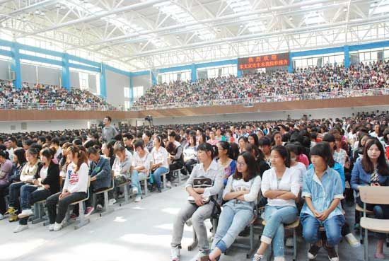 威廉希尔学子认真听讲报告会