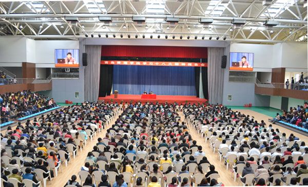 学习十八大精神报告会现场